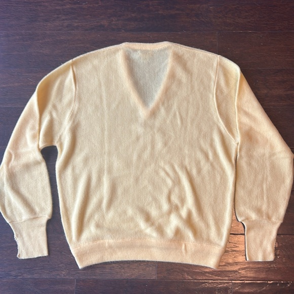 Men’s L V neck Izod LaCoste sweater yellow pullover - Picture 4 of 4